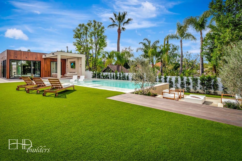 Featured Project's Pools & Backyard — photo 3